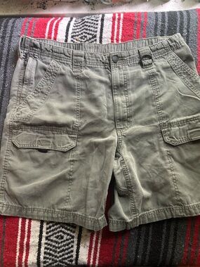 Wrangler Olive Cargo Shorts - Classic Utility Style